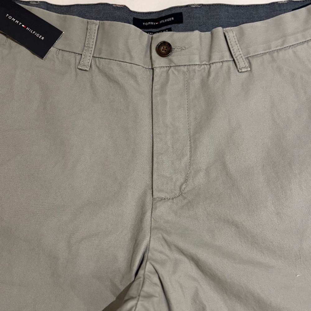 TOMMY HILFIGER MEN'S TAILORED FIT GREY KHAKIS SIZE 38 X 32